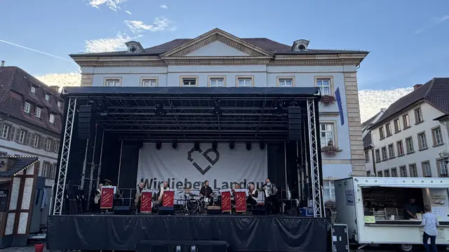 Impressionen vom Fest des Federweißen 2026 auf dem Landauer Rathausplatz. | Foto: Annina Ksionsek