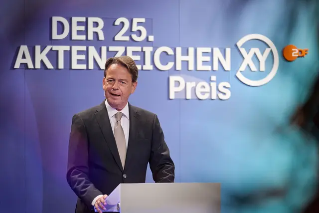 Moderator Rudi Cerne spricht während der 25. Verleihung der XY-Preise. | Foto: Sebastian Christoph Gollnow/dpa