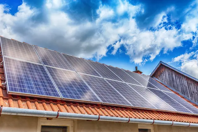 Solaranlagen auf privaten Dächern ist in Kaiserslautern besonders verbreitet: Im Großstadtvergleich liegt die Stadt landesweit vorn (Symbolfoto). | Foto: Grafvision/stock.adobe.com