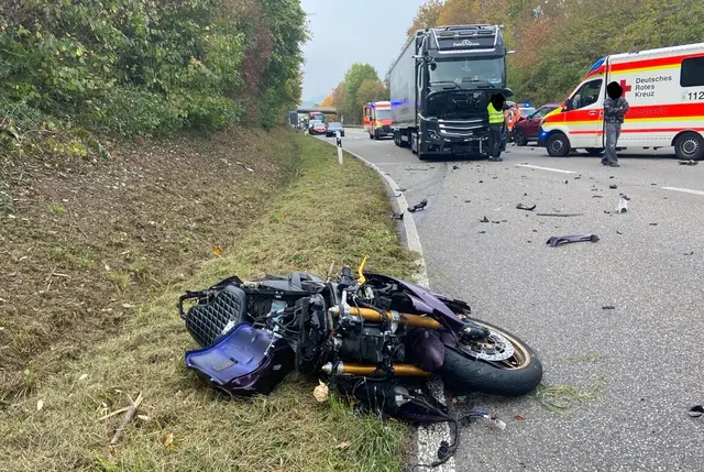 Bei einem schweren Unfall auf der B10 nahe Landau-Godramstein wurde ein 25-jähriger Motorradfahrer schwer verletzt. Die Bundesstraße ist voll gesperrt, die Polizei sucht Zeugen. | Foto: Polizeidirektion Landau