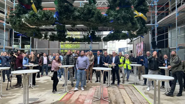 Mit dem Richtspruch wurde der Flachbau des KARLA Verwaltungs- und Bildungszentrums traditionell gesegnet, eine Richtkrone symbolisierte den Meilenstein im Projekt | Foto: LRA Karlsruhe