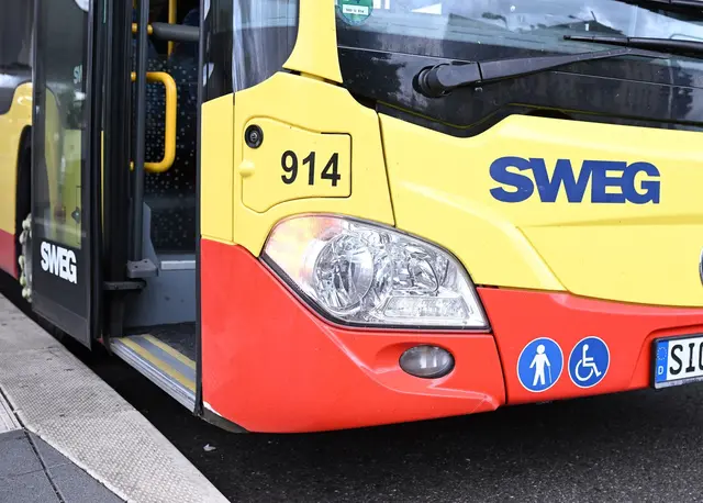 Wegen stockender Tarifverhandlungen ruft Verdi zum Warnstreik in mehreren SWEG-Busbetrieben auf. (Archivbild) | Foto: Bernd Weißbrod/dpa