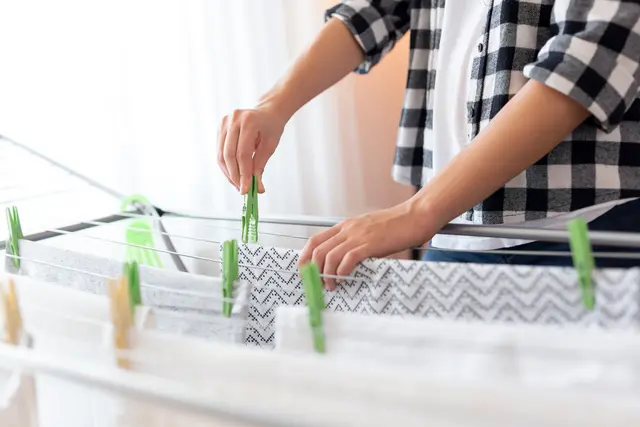 Wenn man einige Dinge beachtet, kann man gefahrlos die Wäsche in der Wohnung trocknen. | Foto: Impact Photography/stock.adobe.com