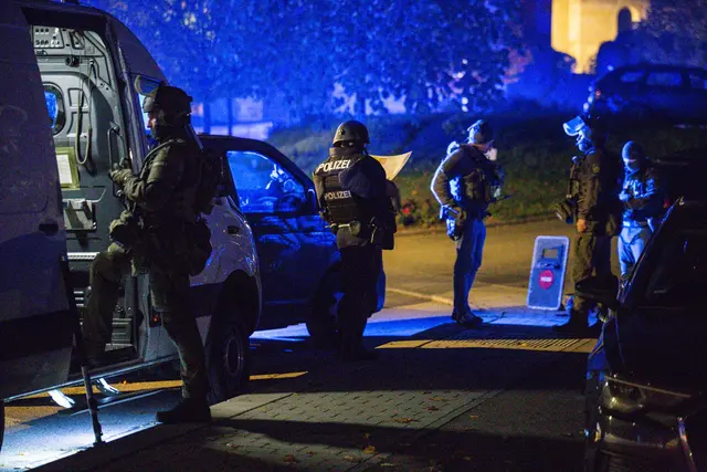 Nach den Schüssen rückte ein Spezialeinsatzkommando an. | Foto: Jason Tschepljakow/dpa