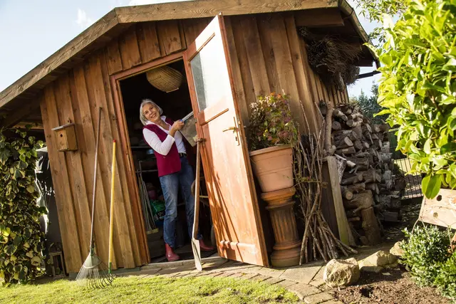 So machen Sie es Langfingern schwer: Geräteschuppen oder Gartenhaus mit gutem Schloss, Außenlicht und Fenstergittern ausstatten. | Foto: Christin Klose/dpa-mag