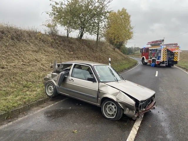 Ein Pkw hat sich auf der K66 bei Desloch überschlagen und ist im Gegenverkehr zum Stehen gekommen. Der Fahrer wurde leicht verletzt, das Auto erlitt Totalschaden. | Foto: Polizeiinspektion Lauterecken