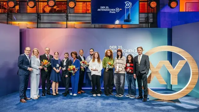 Bundesinnenminister Alexander Dobrindt, ZDF-Programmdirektorin Dr. Nadine Bilke, Dr. Thomas Krull, Dr. Annemarie Krull, Daniel Karstens, Dennenesch Zoudé, Mitri Sirin, Marco Schwarzenberger, Michelle Kuhn, Stella Hinrichs, Valeria Lizenberger, Edanur Karademir und ZDF-Moderator Rudi Cerne.  | Foto: Copyright: ZDF/Jens Gyarmaty