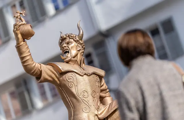 Die umstrittene Figur soll laut Stadt an Ort und Stelle vor dem Rathaus stehen bleiben.  | Foto: Christoph Schmidt/dpa