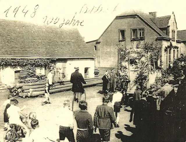 Das Bild zeigt den Festumzug anlässlich der 200-Jahr-Feier im Jahr 1948, an der Stelle, wo sich heute die Bäckerei in der Beckenhofer Straße befindet. | Foto: red