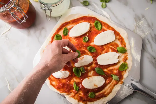 Bei einer selbstgemachten Pizza weiß man, was drin und drauf ist. | Foto: Christin Klose/dpa-mag/Archivbild