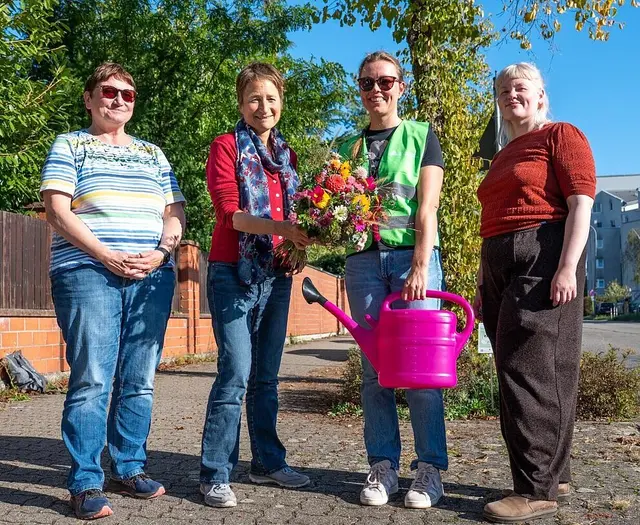 Baumpatinnen und Baumpaten gießen Bäume und pflegen die Flächen rund um den Stamm. | Foto: Stadt Karlsruhe, Monika Müller-Gmelin