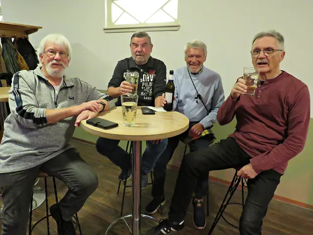 Die Männergruppe aus Dannstadt-Schauernheim mit dem lustigsten Moment des Abends: 1 Schorleglas machte sich auf Reisen, aus 1 wurden 2. Vielen lieben Dank, Männer, unvergesslich! | Foto: Brigitte Melder
