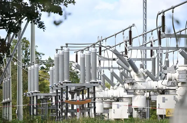 Für den Netzausbau müssen aus Sicht der Beteiligten zahlreiche neue Umspannwerke gebaut werden. (Archivbild) | Foto: Bernd Weißbrod/dpa