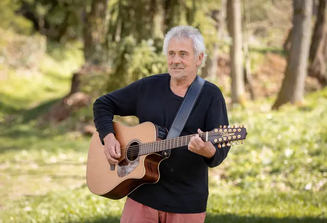 Ede Eber-Huber spielt beim „Z'samme Singe“ Wunschlieder aus einem Songbook mit 111 Titeln. | Foto: Nuna Knab (Waiblingen)