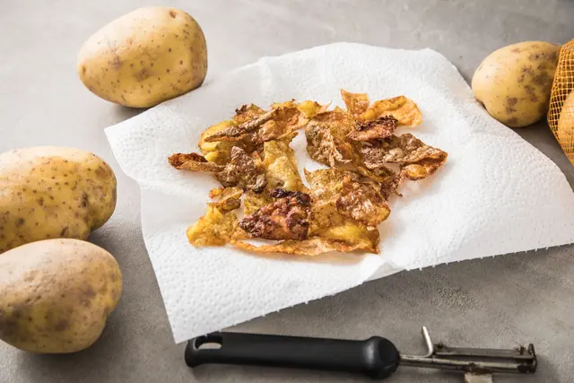 Chips aus Kartoffelschalen schmecken sehr lecker. Doch im Labor zeigen sich sehr hohe Acrylamidwerte. | Foto: Christin Klose/dpa-mag