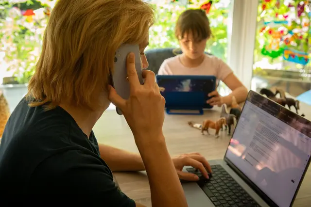 Weniger Homeoffice, mehr Zeit fürs Kind? Wer dafür im Job kürzertritt, kann Kindererziehungszeiten für die Rente bekommen - Väter genauso wie Mütter. | Foto: Christin Klose/dpa-mag/Archivbild