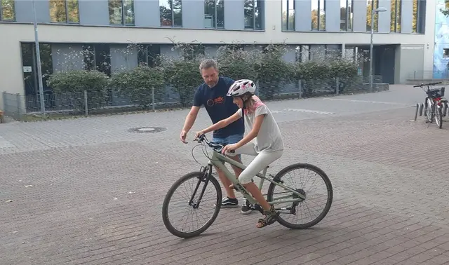 Kinder üben auf einem geschützten Bereich das Fahrradfahren und gewinnen dabei mehr Sicherheit. | Foto: Stadt Mannheim
