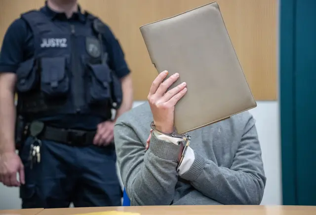 Der Angeklagte will sich zunächst nicht zur Sache äußern  | Foto: Harald Tittel/dpa