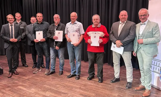 Ralf Paulus und Jean Lutz erhielten beim Feuerwehrball Ehrungen für 50 Jahre aktiven Dienst. | Foto: LogoVG_36091ce7-5b03-406f-8e4e-972501545072.png]