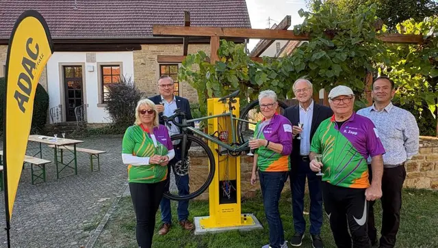 Eröffnung der ADAC Radservice-Station in Teschenmoschel. v.l.n.r: Petra Rübel, Michael Cullmann, Sabine Küsters, Dr. Volker Kettenring, Rudi Zapp und Güngör Aydin | Foto: ADAC Pfalz/Steffen Fitzer