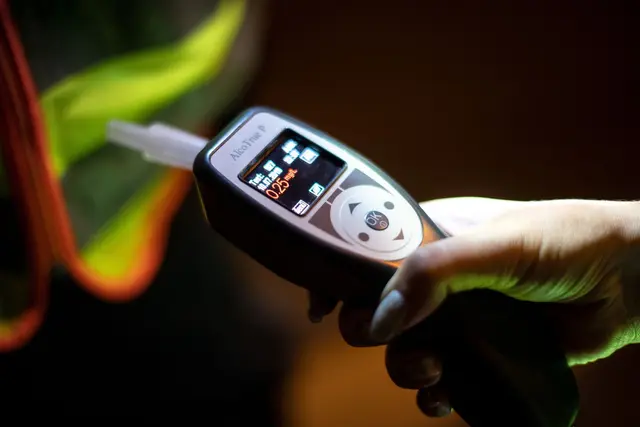 Mehr als drei Promille ergab der Atemalkoholtest des Lastwagenfahrers. (Symbolbild) | Foto: Sina Schuldt/dpa
