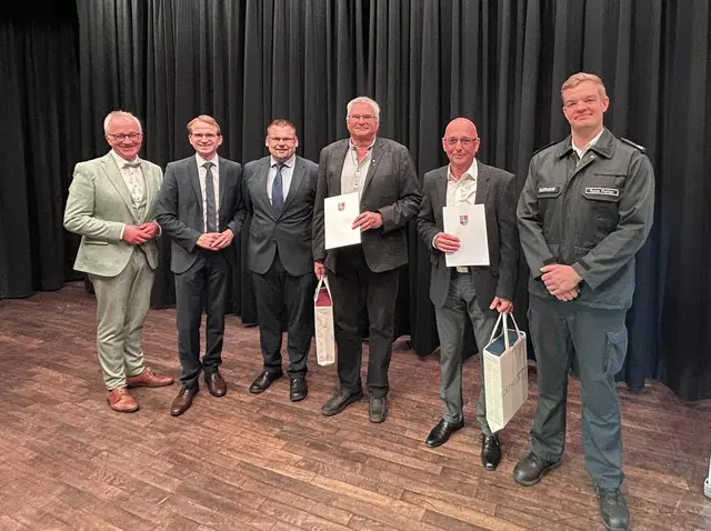 Ralf Paulus und Jean Lutz erhielten beim Feuerwehrball Ehrungen für 50 Jahre aktiven Dienst. | Foto: LogoVG_36091ce7-5b03-406f-8e4e-972501545072.png]