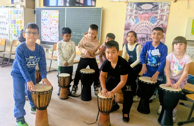 Kinder lernen an der Grundschule Sprache mit Musik, Bewegung und kleinen Gruppen. | Foto: Stadt Mannheim