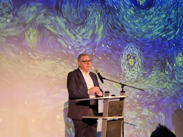 Kulturbürgermeister Thorsten Riehle bei der Begrüßungsansprache.   | Foto: BAS