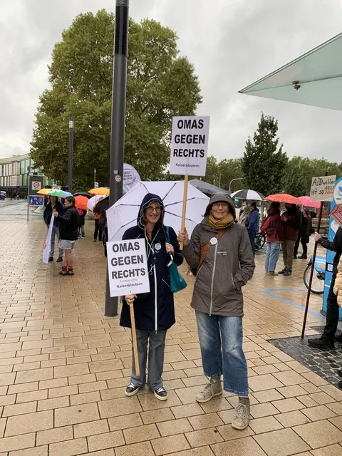 Auch die Omas gegen Rechts waren mit dabei | Foto: BdP Peter Krietemeyer