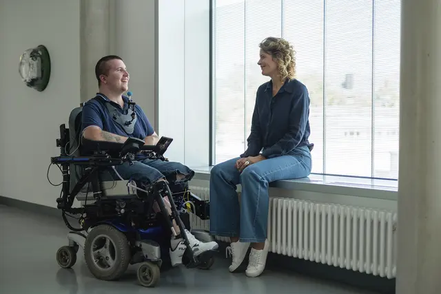 Chip im Kopf: Die Dokumentation beleuchtet medizinische Chancen und ethische Fragen rund um Gehirnimplantate. | Foto: HR / Hessischer Rundfunk/Christian Brand