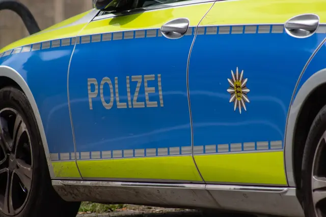 Ein Peugeot-Fahrer ist auf der B535 bei Heidelberg gegen einen Gefangenentransport der JVA gefahren. Bei dem Unfall blieben vier Justizbeamte, sieben Gefangene und der mutmaßlich alkoholisierte Fahrer unverletzt. | Foto: Paul Needham
