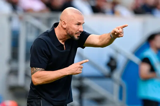 Herausforderung Lyon einen Tag nach seinem 49. Geburtstag: Hoffenheims Chefcoach Christian Ilzer (Archivbild)  | Foto: Uwe Anspach/dpa