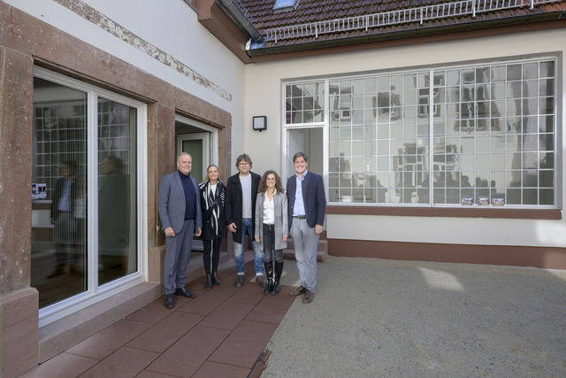 Durch die umfassende Sanierung des Gebäudes in der Ingrimstraße in der Altstadt wurden sechs Wohnungen für Menschen ab 60 Jahren geschaffen. Im Innenhof des sanierten Ensembles gaben (von links) Oberbürgermeister Eckart Würzner, Sari Buddensiek und Markus Müller (BM Architekten), Roberta Finotti (Hochbauamt) und Erster Bürgermeister Jürgen Odszuck einen Überblick über die Modernisierung. | Foto: Phillip Rothe