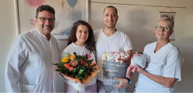 Chefarzt Dr. Al-Alime, Familie Drgham und die leitende Hebamme Sabine Van Riel (von links) | Foto: Nardini-Klinikum Landstuhl