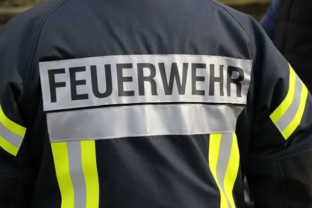 An der Rietburgbahn übt die Feuerwehr die Rettung aus einer Sesselbahn. | Foto: Verbandsgemeinde Edenkoben