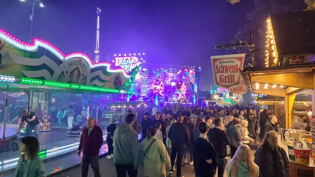 Lichter, Fahrgeschäfte und dichter Festbetrieb zeigen auch am Abend, wie präsent die Oktoberkerwe in Kaiserslautern an diesem Wochenende ist. | Foto: Monika Klein