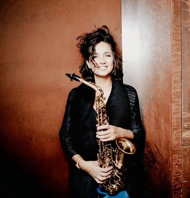 Die Saxofonistin Asya Fateyeva gastiert mit dem Württembergischen Kammerorchester Heilbronn in der Fruchthalle Kaiserslautern. | Foto: Marco Borggreve/gratis