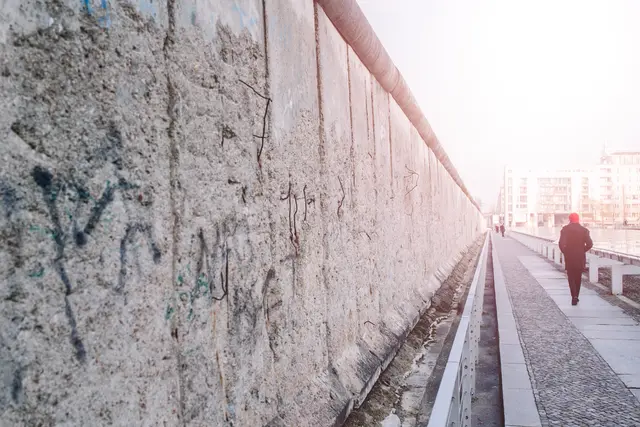 Die Berliner Mauer trennte von 1961 bis 1989 West-Berlin von der DDR. Stefanie Wally und Klaus Stenzel lesen am 3. November in Speyer über deutsch-deutsche Briefwechsel. | Foto: Candalma/stock.adobe.com