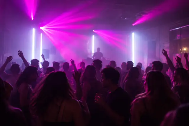 Party-Stimmung verspricht die Lemberger Kerweparty in der Freizeithalle (Symbolbild) | Foto: Symbolbild / mit KI erstellt