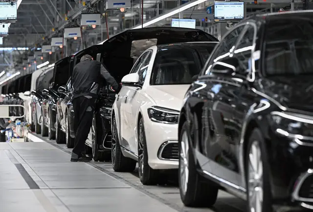 Mercedes-Benz will Autos künftig modularer fertigen statt auf Plattformen. (Archivbild) | Foto: Bernd Weißbrod/dpa