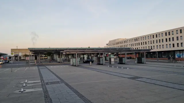 Nach einem Streit um eine ungültige Fahrkarte am Kaiserslauterer Hauptbahnhof leistete eine 34-Jährige laut Polizei Widerstand. Die Beamten nahmen ihr Smartphone sicher. | Foto: Ralf Vester 