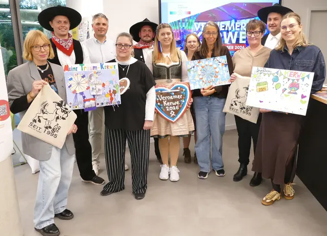 Vorfreude auf die Vernemer Kerwe 2026: Vertreterinnen der Gewinner-Kitas mit den prämierten Kunstwerken der Aktion „Traum-Kerwe" gemeinsam mit dem Kerwepaar, Mitgliedern des Kerwevereins und dem Kultur- und Sportamt.
 | Foto: Stadt Viernheim