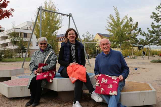 Freuten sich im Anderen Park über ihre Preise beim Südstadt-Quiz: Isolde Hauser, Anna Ziegler und Bruno Trull (von links). | Foto: Stadt Heidelberg