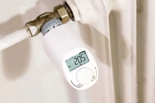 Digitale Thermostate ermöglichen eine zeitgesteuerte Temperaturregelung in einzelnen Räumen ohne Zugang zur Heizungsanlage. | Foto: Karolin Krämer/dpa-mag