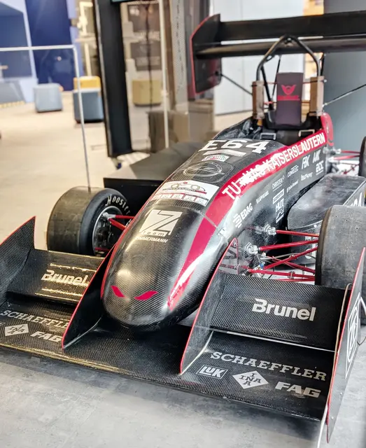 Der Rennwagen vom Kaiserslautern Racing Team, einer Kooperation von Hochschule Kaiserslautern und RPTU, bekommt bald Verstärkung von mehr Exponaten zum Thema Mobilität.  | Foto: 42kaiserslautern/gratis