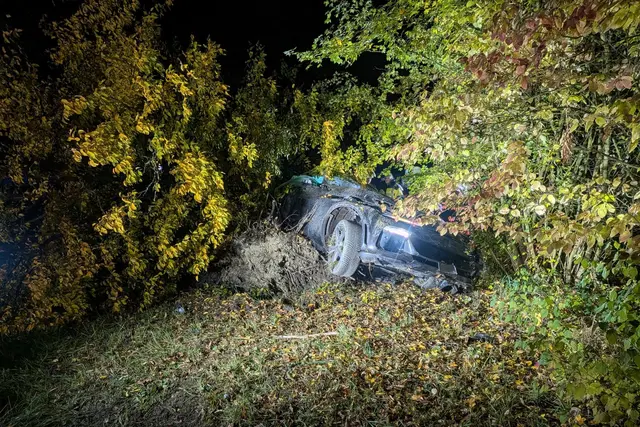 Der Ferrari wurde bei dem Unfall völlig zerstört. | Foto: Freiwillige Feuerwehr Engen/dpa