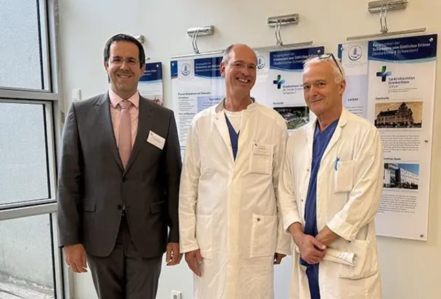 v.l.n.r.: Dr Wolfgang Schell, Vorstand der Krankenhaus-Stiftung, Dr. Christoph Antoni, neuer Chefarzt der Klinik für Innere Medizin I und  Nachfolger von Dr. Hans-Jörg Meier-Willersen | Foto: Sankt Vincentius Krankenhaus