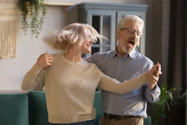 Im Tanzcafé 60plus kommen Menschen in geselliger Runde zum Tanzen zusammen. | Foto: fizkes/stock.adobe.com