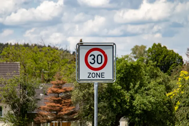 Bei Geschwindigkeitskontrollen in 30er-Zonen in Freinsheim und Wachenheim registrierte die Polizei 23 Tempoverstöße. In Wachenheim wurde ein Fahrzeug mit 53 km/h vor Toleranzabzug gemessen. (Symbolbild) | Foto: Stockhausen/stock.adobe.com