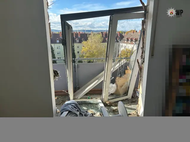 Nach einer mutmaßlichen Gasexplosion in einer Wohnung im Kaiserslauterer Hilgardring wurde ein 32-Jähriger schwer verletzt. Polizei und Feuerwehr sperrten die Straße für rund 45 Minuten. | Foto: Polizeipräsidium Westpfalz
